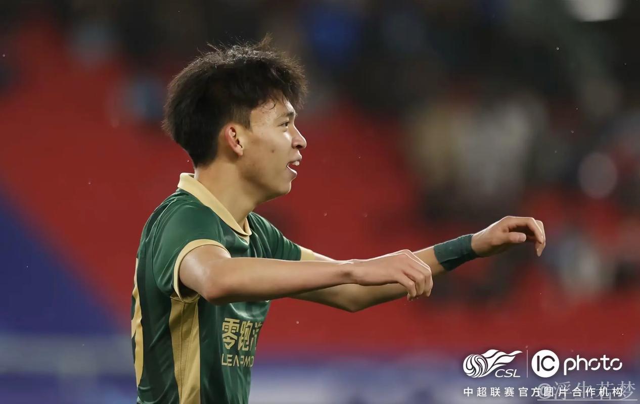浙江队王钰栋荣膺本赛季中超联赛最佳青年球员! 浙江队王钰栋荣膺本赛季中超联赛最佳青年球员!