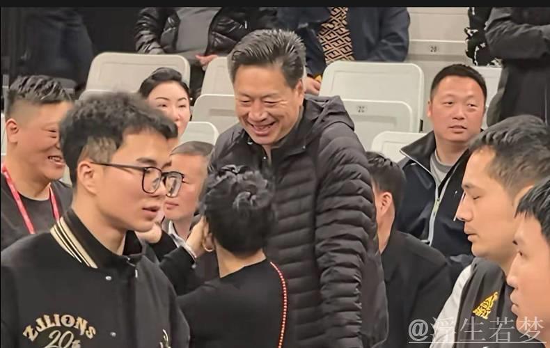 李春江晒观赛片段:以球迷身份领奖,重在参与 李春江晒观赛片段:以球迷身份领奖,重在参与